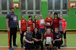 Команда учащихся колледжа, победитель соревнований по баскетболу, с преподавателями Кованевым А.Н., Мирной С.С.